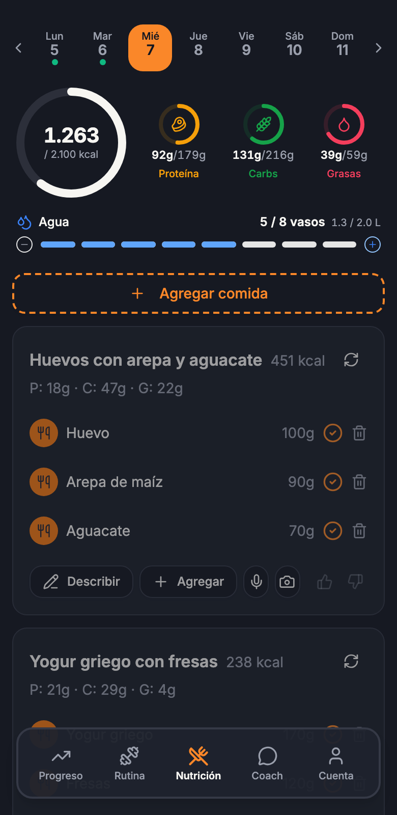 Pantalla del plan de comidas del día del cliente: anillo de calorías, macros, agua y huevos con arepa y aguacate